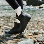(black)